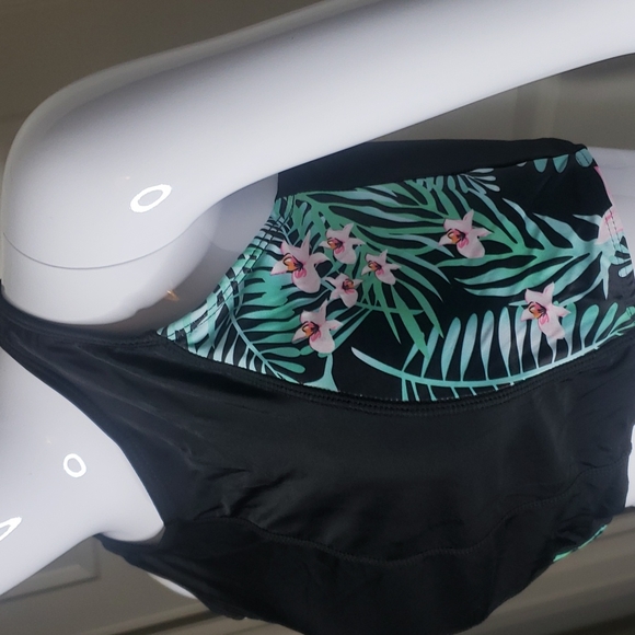 🤯3/$12 Bathing Suit Top Black & Floral Size Small - Picture 2 of 5